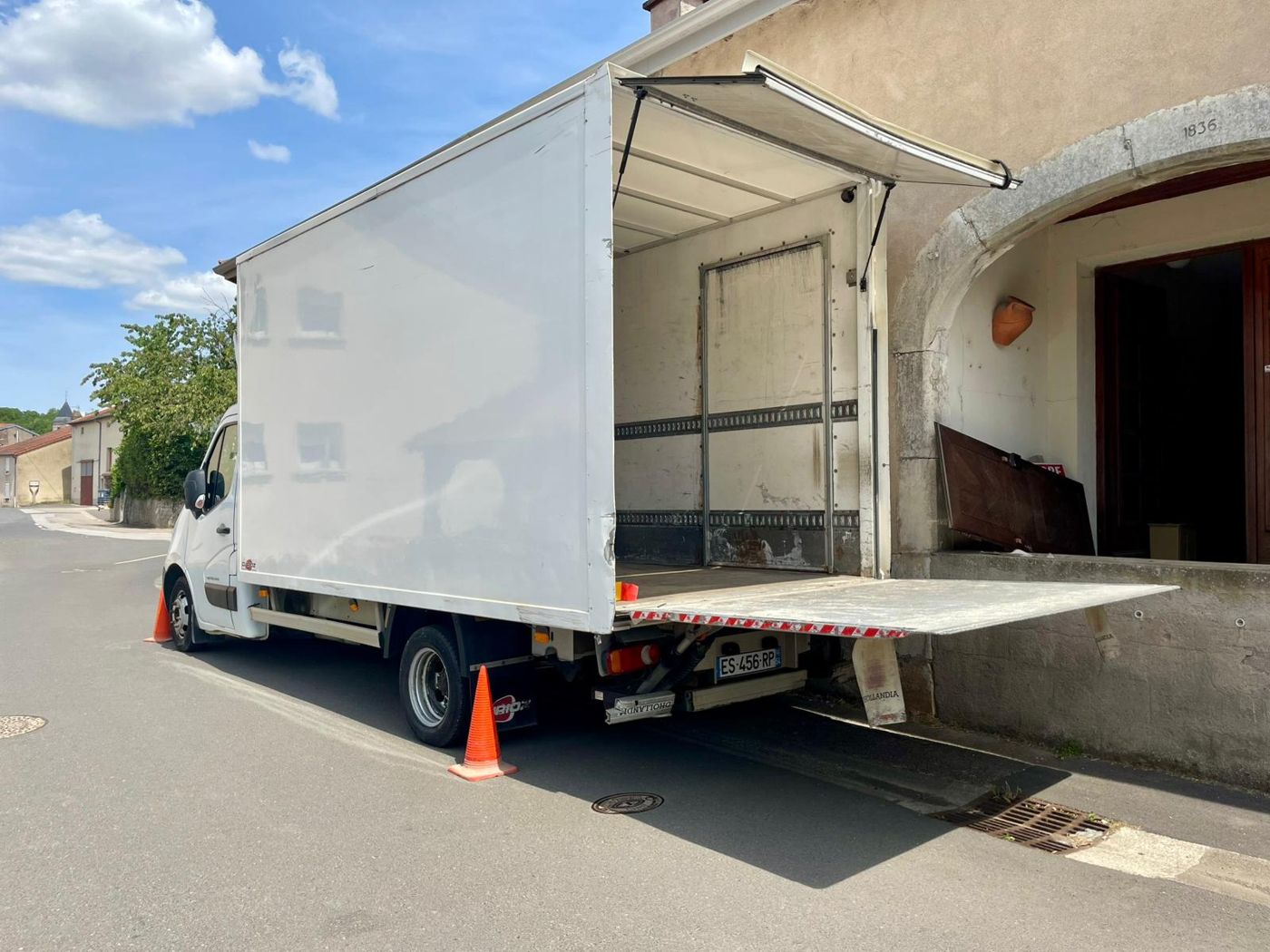 Camion de déménagement OTT.DEM à Nancy, hayon ouvert
