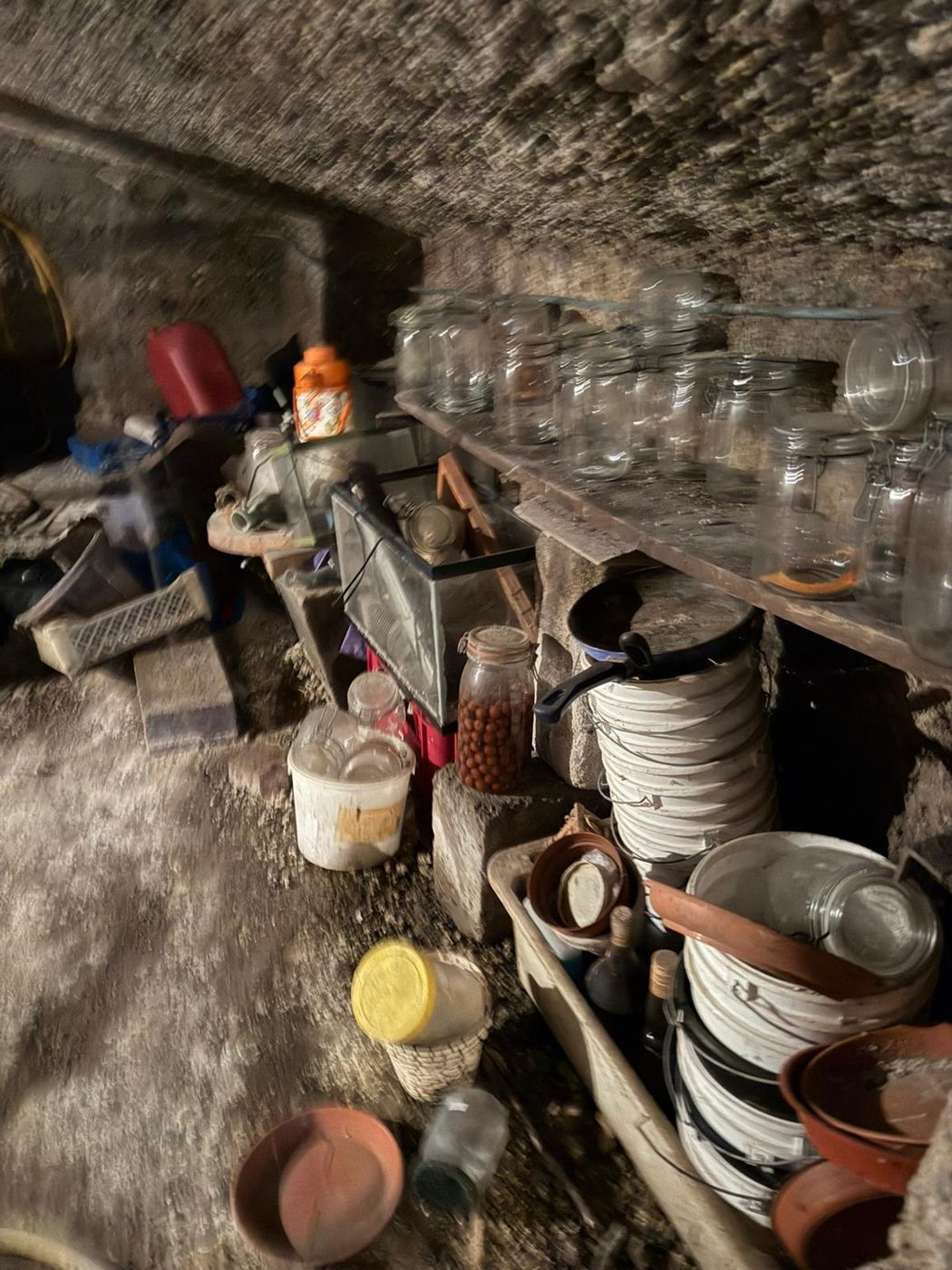 Débarras d'une cave encombrée