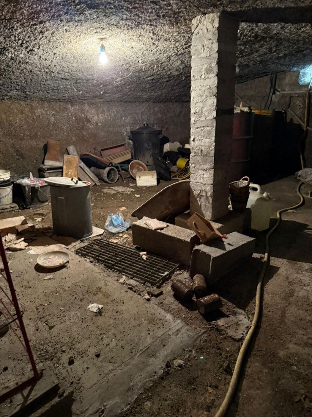 Débarras d'une cave voûtée encombrée