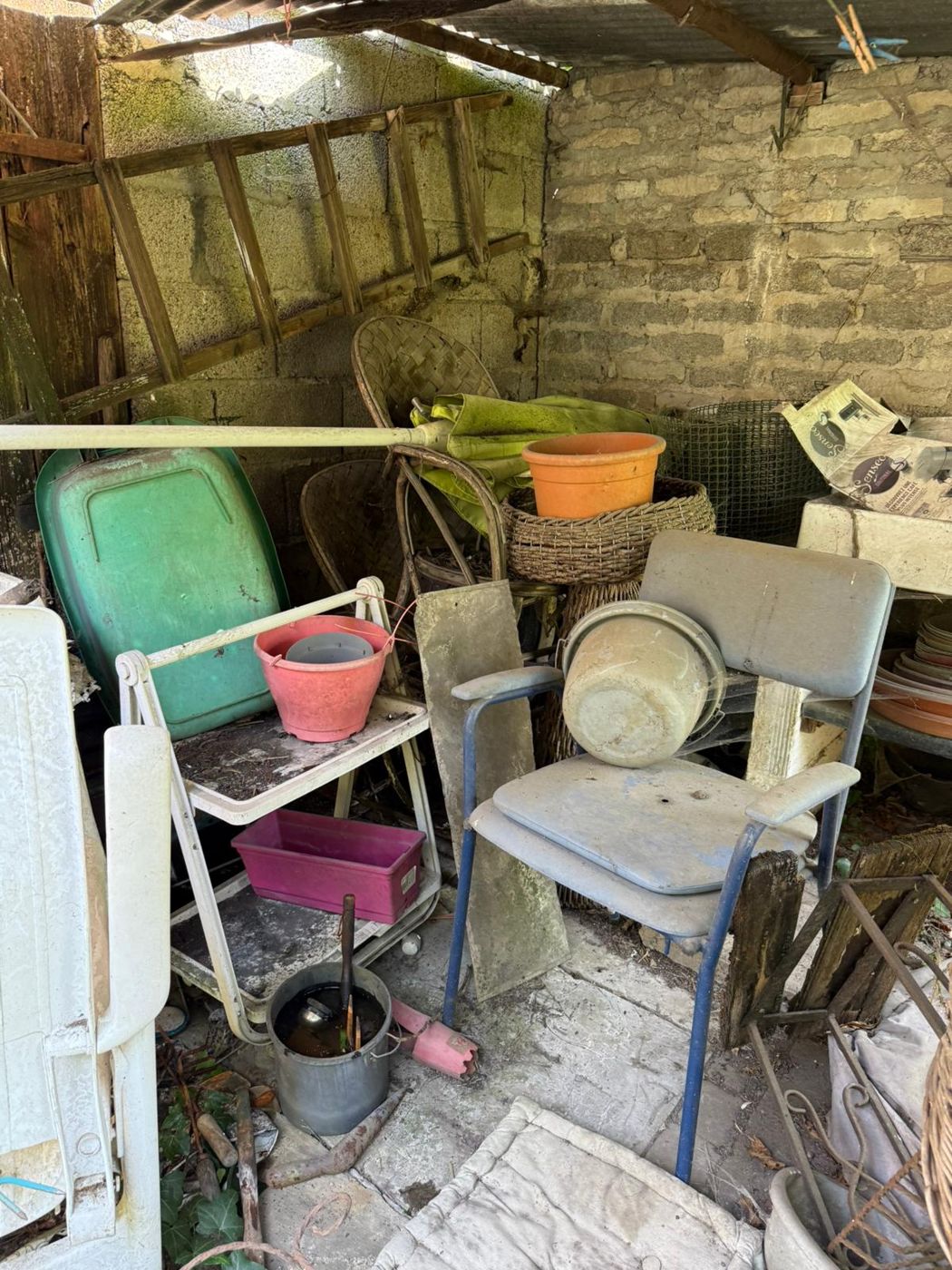 Abri de jardin encombré
